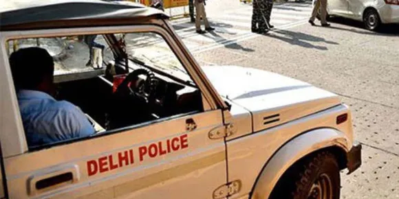 ദത്തെടുത്ത ഏഴു വയസുകാരിയെ പൊള്ളലേല്‍പിച്ച നഴ്സിനും മകനുമെതിരെ ഡല്‍ഹി പോലീസ് കേസെടുത്തു