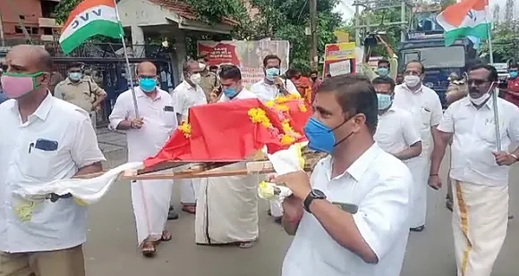 വ്യാപാരികളുടെ ആത്മഹത്യ പ്രതീകാത്മാകമായി; പാലക്കാട് നഗരത്തില്‍  'ശവമഞ്ച' ഘോഷയാത്ര നടത്തി