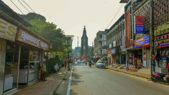 പാലായിൽ റോഡ് ക്രോസ് ചെയ്ത ആറാം ക്ലാസ് വിദ്യാർത്ഥിക്ക് വാഹനo തട്ടിപരിക്ക്. ചീറിപ്പാഞ്ഞ് വരുന്ന വാഹനങ്ങൾക്ക് മുന്നിൽ പകച്ച് വിദ്യാർത്ഥികളും അദ്ധ്യാപകരും. എവിടെ റോഡ് മുറിച്ചു കടക്കുവാൻ കഴിയും. വൻ പ്രതിഷേധം. സീബ്രാലൈനുകൾ വരയ്ക്കണം: യൂത്ത് ഫ്രണ്ട് (എം)