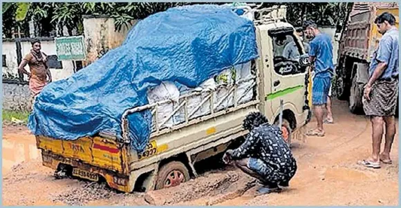 കളത്തിപ്പടി-റബർബോർഡ് റോഡിൽ  പൈപ്പ് പൊട്ടി റോഡ് തകർന്ന് 5 വാഹനങ്ങൾ ചെളിയിൽ താഴ്ന്നു
