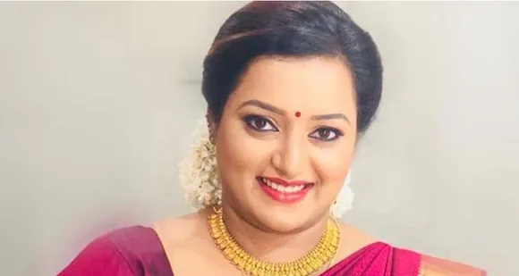 സ്വര്‍ണക്കടത്ത് കേസില്‍ 15 മാസം പിന്നിട്ടിട്ടും സ്വപ്‌ന സുരേഷിനെ പറ്റി ഒന്നും അറിയാതെ കേരളാ പോലീസ് ! സ്വപ്‌ന സുരേഷിന് സുരക്ഷാ കവചമൊരുക്കി മുഖ്യമന്ത്രിയും ! ട്രിപ്പിള്‍ ലോക്ഡൗണ്‍ ലംഘിച്ച് തലസ്ഥാനം വിട്ട് സ്വപ്ന പോയത് ഇനിയും അറിയാതെ പോലീസ്. ആരുടെയൊപ്പം ഒളിവില്‍ പോയി ? ആരു സംരക്ഷിച്ചു ? സ്വപ്‌നയുടെ ശബ്ദരേഖ വന്ന വഴിയേത് ? എന്നീ ചോദ്യങ്ങള്‍ക്ക് പോലീസിന് മറുപടിയില്ല ! കഴിഞ്ഞ വര്‍ഷങ്ങളില്‍ പോലീസിന്റെ ഇന്റലിജെന്‍സ് സംവിധാനം നോക്കുകുത്തിയായെന്നു മുഖ്യമന്ത്രിയുടെ മറുപടിയില്‍ നിന്നും വ്യക്തം. സ്വപ്‌ന ജാമ്യത്തിലിറങ്ങി വാ തുറക്കരുതെന്നാണോ സംസ്ഥാനത്തിന്റെ ആവശ്യമെന്നും സംശയം