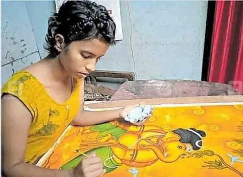 ശബ്ദങ്ങളന്യമായ ലോകത്തിരുന്ന് അരുന്ധതി വരച്ചെടുക്കുന്നത് മ്യൂറൽ ചിത്രവിസ്മയം