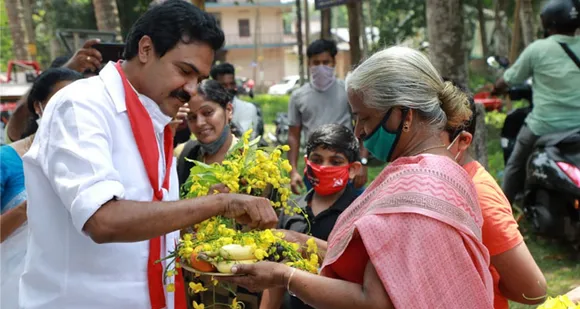 പഴങ്ങളും പൂക്കളും നിരത്തി എൽഡിഎഫ് സ്ഥാനാർത്ഥിക്ക് സ്വീകരണം: ജോസ് കെ മാണിയെ ആവേശത്തോടെ സ്വീകരിച്ച് നാട്...