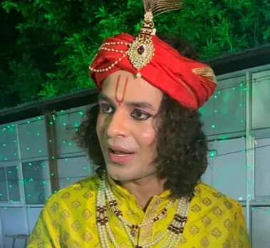 ലാലു പ്രസാദ് യാദവിന്റെ മകന്‍ തേജ് പ്രതാപ് യാദവ് ശ്രീകൃഷ്ണന്റെ രൂപം ധരിച്ചു പാറ്റ്നയിൽ. പരമശിവന്റെ വേഷത്തില്‍ നിന്ന് കൃഷ്ണന്റെ വേഷത്തിലേക്ക് മാറിയത് ജന്മാഷ്ടമി ദിനത്തിൽ