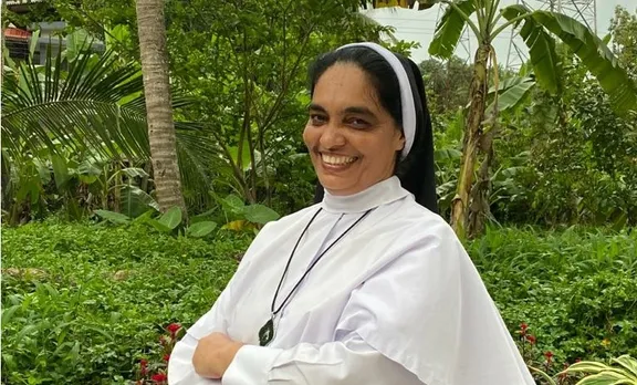സന്യാസഭവനങ്ങള്‍ വൃഭിചാരശാലകളല്ല, വ്രതശുദ്ധിയോടെ ജീവിതം നയിക്കുന്നവരുടെ യഥാര്‍ത്ഥ കരുത്ത്‌ വിശുദ്ധി തന്നെയാണ്‌. സാമൂഹത്തിനായി  സമ്പത്തും സമയവും ആരോഗ്യവും ചെലവഴിക്കുന്ന നിരവധി സന്യസ്‌തരെ പ്രളയകാലത്തും ഈ ലോക്‌ഡൗണ്‍ കാലത്തും നിങ്ങള്‍ കണ്ടുമുട്ടിയില്ലേ ? സമര്‍പ്പിതരെപ്പറ്റി ഇകഴ്‌ത്തിയും താറടിച്ചും സംസാരിക്കുമ്പോഴും അവരുടെ വിദ്യാലയങ്ങളില്‍ പഠിച്ചും മക്കളെ പഠിപ്പിച്ചും അച്ചടക്കത്തില്‍ വളര്‍ത്തിയും വലുതായവരാണ്‌ ചുറ്റുവട്ടങ്ങളില്‍ ജ്വലിച്ചു നില്‍ക്കുന്നത് ! ഒറ്റയായി നില്‍ക്കുന്ന നീര്‍ത്തുള്ളിയല്ല, കയ്യടികളും ആര്‍പ്പുവിളികളും പ്രതീക്ഷിക്കാതെ നിശബ്ദസേവനത്തിന്റെ ആള്‍രൂപങ്ങളായി ഒരുമിച്ചു നില്‍ക്കുന്ന കടലാണ്‌ ഞങ്ങള്‍ - സന്യസ്‌തര്‍ക്കെതിരെയുള്ള സോഷ്യല്‍ മീഡിയ ആക്രമണങ്ങള്‍ക്ക് മറുപടി നല്‍കിയ കന്യാസ്ത്രീയുടെ കുറിപ്പ് ഇങ്ങനെ -