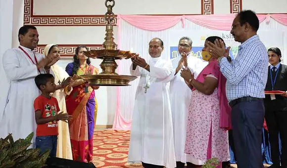 മുണ്ടൂര്‍ യുവക്ഷേത്ര കോളേജിൽ സാമൂഹിക പ്രതിബദ്ധതാ സമ്പർക്ക പരിപാടി 'സ്നേഹോത്സവം 2022' പാലക്കാട് രൂപത ബിഷപ്പ് മാർ പീറ്റർ കൊച്ചുപുരയ്ക്കൽ ഉദ്ഘാടനം ചെയ്തു