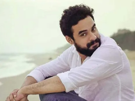 ഷോര്‍ട്ട് ഫിലിമിലൂടെയാണ്  ഞാൻ സിനിമയിലെത്തുന്നത്,  സിനിമയില്‍ അഭിനയിക്കണമെന്ന് ആഗ്രഹമുണ്ടെന്ന് ആരോടെങ്കിലും പറഞ്ഞാല്‍ ഞാന്‍ ഭ്രാന്തനാണെന്ന് പറയും, അങ്ങനത്തെ കുറേ സാധാരണക്കാരുടെ ഇടയില്‍ ജീവിച്ചു വന്നയാളാണ് ഞാന്‍, അതുകൊണ്ട് എന്റെ ആഗ്രഹമെല്ലാം കുറേ കാലം ഞാന്‍ മനസില്‍ വച്ചു; സ്വാഭാവികമായും ചാന്‍സ് ചോദിക്കലുണ്ടായിരുന്നെന്നും ടൊവിനോ