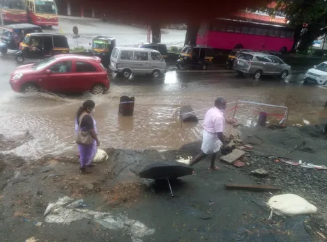പാലാ കെഎസ്ആര്‍ടിസിക്കു മുന്‍വശത്ത് സ്വകാര്യ വ്യക്തിയുടെ വ്യാപാര സമുച്ചയത്തിന്‍റെ നിര്‍മ്മാണത്തിനിടെ തകര്‍ന്ന അഴുക്കുചാല്‍ പൈപ്പിട്ട് മൂടാന്‍ ശ്രമം. മഴ പെയ്താല്‍ മിനിറ്റുകള്‍ക്കുള്ളില്‍ വെള്ളക്കെട്ട് പതിവായ ഇവിടെ ആറടിയിലേറെ താഴ്ചയുണ്ടായിരുന്ന തകര്‍ന്ന ഓട കോണ്‍ക്രീറ്റ് പൈപ്പുകള്‍ ഇറക്കി മൂടാന്‍ നീക്കം. ഓട തകര്‍ന്നത് കെട്ടിട നിര്‍മ്മാണത്തിനുള്ള സാമഗ്രികള്‍ ഫുട് പാത്തിലൂടെ അശാസ്ത്രീയമായി കയറ്റി ഇറക്കി. പൊതുമരാമത്ത് വകുപ്പിന്‍റെ നിസംഗത തുടരുന്നു...