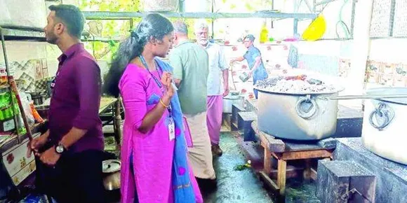 ഭക്ഷ്യസുരക്ഷാ വകുപ്പിന്റെ പരിശോധന; ജനുവരി മൂന്ന് മുതൽ പാലക്കാട് ജില്ലയിൽ നടന്നു വരുന്ന പരിശോധനയിൽ 17 ഹോട്ടലുകൾ അടപ്പിച്ചു