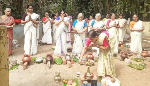 പട്ടാമ്പി മുതുതല ശ്രീ മഹാഗണപതി ക്ഷേത്ര പരിസരത്ത് ആറ്റുകാൽ പൊങ്കാല ദിവസം അമ്മമാരുടെ കൂടായ്മ്മ ആറ്റുകാൽ അമ്മക്ക് പൊങ്കാല സമർപ്പിച്ചു