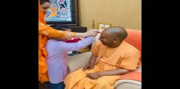 യോഗിക്ക് തിലകം ചാര്‍ത്തി മുലായത്തിന്റെ ചെറുമകള്‍; യോഗി സർക്കാരിന്‍റെ സത്യപ്രതിജ്ഞ ഹോളിക്ക് മുമ്പ്; ചര്‍ച്ചകള്‍ക്കായി യോഗി ഡല്‍ഹിക്ക്‌