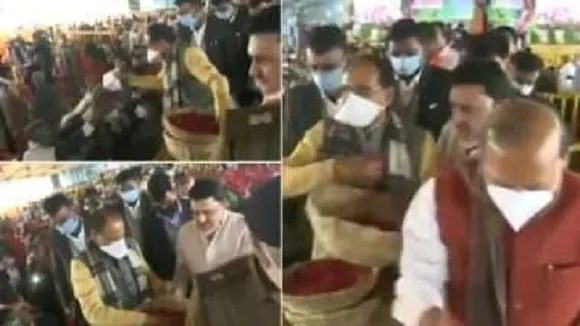 കര്‍ഷകര്‍ക്ക് മേല്‍ പുഷ്പവൃഷ്ടി നടത്തി മധ്യപ്രദേശ് മുഖ്യമന്ത്രി; വായ്പ എഴുതിത്തള്ളുന്നതുമായി ബന്ധപ്പെട്ട് നടത്തിയ വാഗ്ദാനം കോണ്‍ഗ്രസ് പാലിച്ചില്ലെന്നും വിമര്‍ശനം; വീഡിയോ