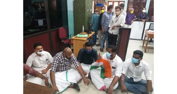 പാലക്കാട്‌ ഡിഎംഓ ഓഫീസ് യൂത്ത് കോൺഗ്രസ്‌ ഉപരോധിച്ചു