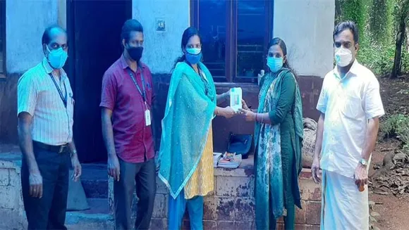 പഠിക്കാൻ ഫോണില്ല; ഓൺലൈൻ പഠനത്തിന് സ്മാർട്ട് ഫോൺ നൽകി ക്ലാസ് ടീച്ചർ