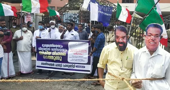 പ്ലസ് വൺ സീറ്റ്: പാലക്കാട് കളക്ടറേറ്റ് പ‍ടിക്കല്‍ മന്ത്രിമാരെ ജനകീയ വിചാരണ നടത്തി പ്രതിഷേധം