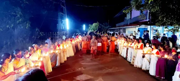 ചാലിശ്ശേരി ശ്രീ മുലയംപറമ്പ് ഭഗവതി ക്ഷേത്രസന്നിധിയിൽ നടന്ന ദേശവിളക്ക് ഭക്തിസാന്ദ്രമായി