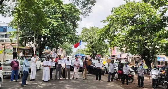 എഫ്ഐടിയു കൊല്ലം ജില്ലാ കമ്മിറ്റി ചക്ര സ്തംഭന സമരം നടത്തി