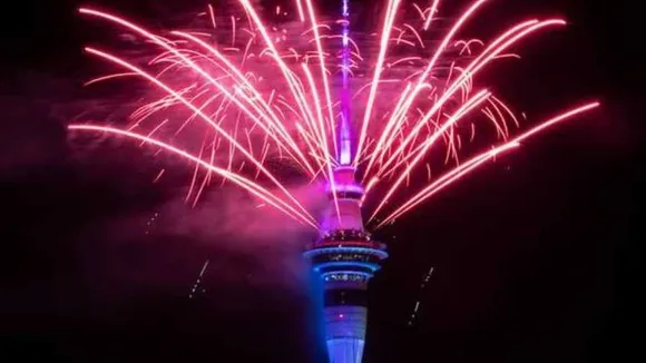 കൊവിഡ്, കരിപ്പുര്‍ വിമാനാപകടം, പെട്ടിമുടി ദുരന്തം...ദുരിതനാളുകള്‍ സമ്മാനിച്ച് 2020 കടന്നുപോയി; പ്രതീക്ഷയോടെ 2021; പുതുവത്സരത്തെ വരവേറ്റ് രാജ്യം