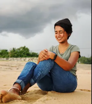 എന്റെ മുഖത്ത് നോക്കി തന്നെയൊക്കെ   ആരു നോക്കാനാടോ, കാണാനും കൊള്ളില്ല, കൊഞ്ചു വരട്ടിയ മുഖം പോലെയുണ്ട്, ഈര്‍ക്കില്‍, കുപ്പിപ്പാട്ട എന്നൊക്കെയുള്ള ഇരട്ടപേരുകള്‍ ഞാന്‍ നേരിട്ടിരുന്നു. എല്ലാം എന്റെ ആത്മവിശ്വാസത്തെ തളര്‍ത്തിയിരുന്നു. ഞാന്‍ അമ്മയുടെ മുന്നില്‍ പൊട്ടിക്കരഞ്ഞിരുന്നു. ബ്രേക്ക് അപ്പ് സാഹചര്യത്തില്‍   ഷാളില്‍ കുരുക്കിട്ട് ആത്മഹത്യക്കും ശ്രമിച്ചു- പരിഹാസങ്ങള്‍ക്കിടയില്‍നിന്നും തളര്‍ന്നു പോയ സാഹചര്യങ്ങളില്‍നിന്നും ഉയര്‍ത്തെഴുന്നേറ്റ കഥ പറഞ്ഞ്  ആങ്കര്‍ ആര്‍ച്ച രേഖ