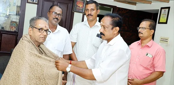 മേളപ്രമാണി ചേരാനല്ലൂർ ശങ്കരൻകുട്ടൻ മാരാരെ ഹിന്ദു ഐക്യവേദി ആദരിച്ചു