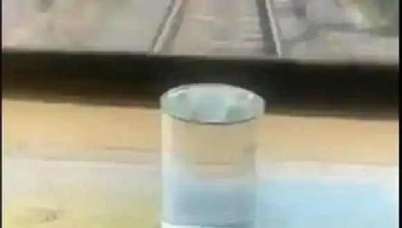 തീവണ്ടി അതിവേഗം സഞ്ചരിച്ചപ്പോഴും ഒരു തുള്ളി വെള്ളം പോലും ഗ്ലാസില്‍ നിന്ന് പോയില്ല; വീഡിയോയുമായി റെയില്‍വേ മന്ത്രി