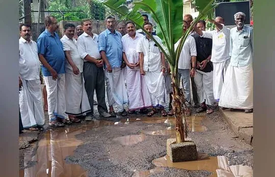എവി ഹൈസ്കൂൾ-നായരങ്ങാടി റോഡിന്‍റെ ശോച്യാവസ്ഥയില്‍ പ്രതിഷേധിച്ച് പൊന്നാനി മണ്ഡലം കോൺഗ്രസ് കമ്മിറ്റിയുടെ നേതൃത്വത്തിൽ റോഡില്‍ വാഴ നട്ട് പ്രതിഷേധിച്ചു