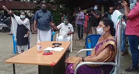നഗരസഭ കൗൺസിൽ യോഗം വിളിച്ച് പ്രശ്നങ്ങൾ ചർച്ച ചെയ്യണമെന്ന ആവശ്യം ഭരണപക്ഷം നിരാകരിച്ചതിനെ തുടർന്ന് പാലക്കാട് പ്രതിപക്ഷം സമാന്തര കൗൺസിൽ യോഗം സംഘടിപ്പിച്ച് പ്രതിഷേധിച്ചു