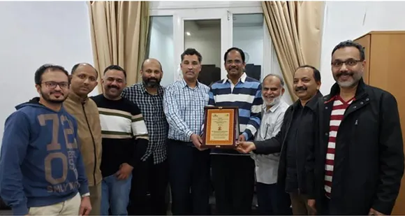 ദീര്‍ഘകാലത്തെ പ്രവാസ ജീവിതത്തിനു ശേഷം നാട്ടിലേക്ക് മടങ്ങുന്ന നിയാർക് കുവൈറ്റ് ചാപ്റ്റർ രക്ഷാധികാരി രാജഗോപാൽ എടവലത്തിന് യാത്രയയപ്പ് നൽകി