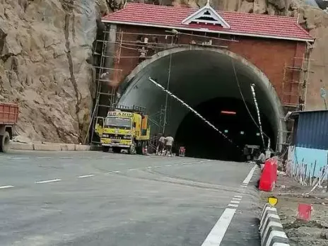 കുതിരാനിൽ വീണ്ടും ലൈറ്റുകൾ തകർത്ത് ടിപ്പർ ; ലക്ഷങ്ങളുടെ നാശനഷ്ടം