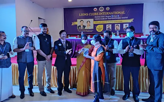 തൃപ്പൂണിത്തുറ സൗത്ത് ലയൺസ് ക്ലബ് നിർധനരായ വിദ്യാര്‍ത്ഥികള്‍ക്ക് ടാബ് വിതരണം ചെയ്തു
