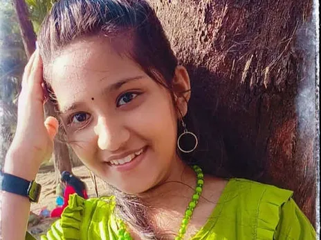 സ്കൂൾ വിട്ട് വീട്ടിലെത്താനുള്ള ധൃതിയിൽ നിർത്തിയിട്ട ട്രെയിനിനടിയിലൂടെ കടന്ന വിദ്യാർഥിനിയെ മറ്റൊരു ട്രെയിനിടിച്ച് തെറിപ്പിച്ച് ദാരുണാന്ത്യം