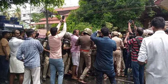 യുവമോര്‍ച്ച എസ്.പി ഓഫീസ് മാര്‍ച്ചിനിടെ മാധ്യമ പ്രവര്‍ത്തകര്‍ക്ക് നേരെ പോലീസ് ജലപീരങ്കി പ്രയോഗിച്ചതില്‍ പത്രപ്രവര്‍ത്തക യൂണിയന്‍ പാലക്കാട് ജില്ലാ കമ്മിറ്റി പ്രതിഷേധിച്ചു