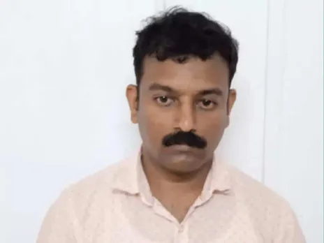 യുവതിയുടെ സ്വകാര്യ വാട്സ് ആപ്പ് സന്ദേശങ്ങൾ ചോർത്തി പ്രതിശ്രുത വരന് അയച്ചു കൊടുത്തു; സഹ അധ്യാപകൻ അറസ്റ്റിൽ