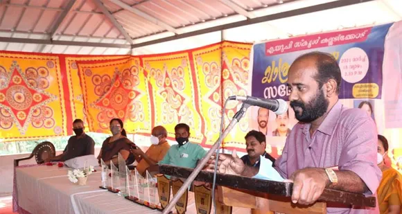 38 വർഷത്തെ അധ്യാപക ജീവിതത്തിൽനിന്നും പടിയിറങ്ങുന്ന ശോഭന ടീച്ചർക്ക് യാത്രയയപ്പ് നൽകി