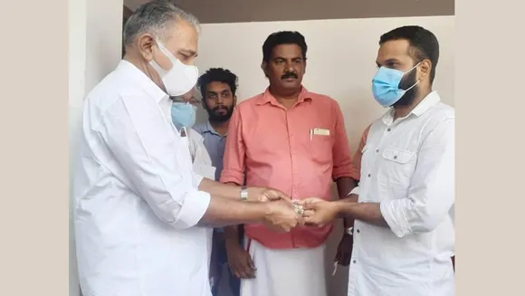 കോവിഡ് ബാധിച്ചു മരണമടഞ്ഞ ഷെഫീഖിന്റെ കുടുംബത്തിന്  നവയുഗത്തിന്റെ സഹായം കൈമാറി