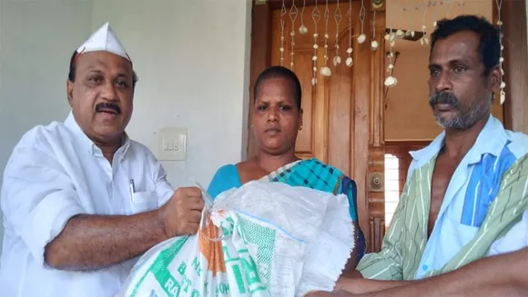 കോവിഡ് മഹാമാരിയുടെ രണ്ടാം ഘട്ടത്തിലും തൊഴിൽ നഷ്ടപ്പെട്ട് വീട്ടിലിരിക്കുന്ന പാവപ്പെട്ട നൂറുകുടുംബങ്ങൾക്ക് ഭക്ഷ്യകിറ്റുകൾ വിതരണം ചെയ്തു