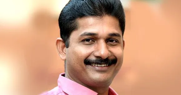 'ഫാൻ സംസ്കാരത്തിന്റെ' രാഷ്ട്രീയത്തോട് ഒട്ടും യോജിപ്പില്ല. ഇന്നോളം ആരെയും ആരാധിച്ചിട്ടില്ല. ആരാധ്യനാണെന്ന് ഒരു നിമിഷം പോലും സ്വയം തോന്നിയിട്ടുമില്ല-ഫേസ്ബുക്കിലെ ഫാന്‍സ് പേജുകള്‍ തന്‍റെ അറിവോടെയല്ലെന്ന് എം. സ്വരാജ്‌