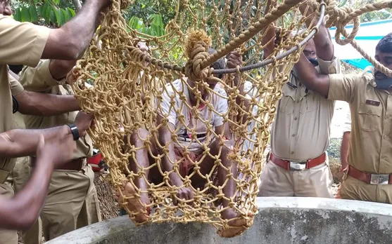 കിണർ ശുചീകരണ വേളയില്‍ കാല്‍ വഴുതി കിണറ്റില്‍ വീണ ആളെ അഗ്നിരക്ഷാ സേന രക്ഷപെടുത്തി