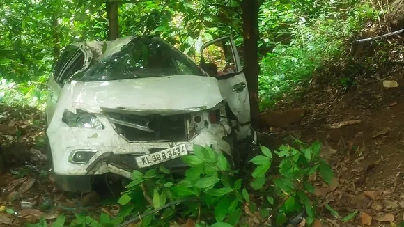 തൊടുപുഴ പുളിയംമല റോഡില്‍ കാര്‍ നിയന്ത്രണംവിട്ട് 80 അടി താഴ്ചയിലേക്ക് മറിഞ്ഞ് കമുകിൽ തട്ടിനിന്നു; ഒരാൾക്കു പരിക്ക്