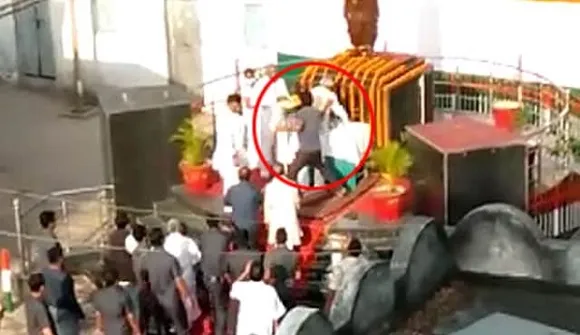 ബിഹാര്‍ മുഖ്യമന്ത്രി നിതീഷ് കുമാറിന് യുവാവിന്റെ മര്‍ദ്ദനം-വീഡിയോ