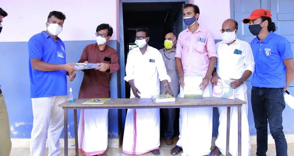 ട്രിപ്പിൾ ലോക്ഡൗൺ നിലനിൽക്കുന്ന സാഹചര്യത്തിൽ പാഠപുസ്തകങ്ങൾ വീടുകളിൽ എത്തിച്ച് അധ്യാപകർ
