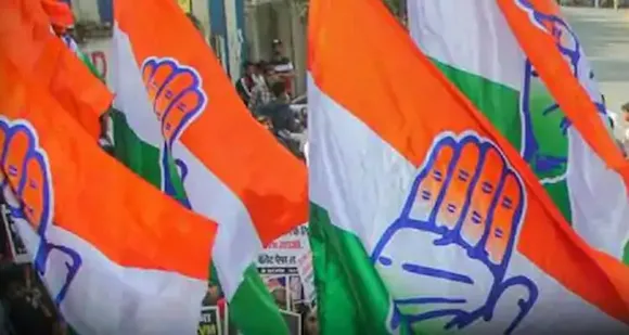 പെട്ടിതൂക്കി നടക്കാൻ മാത്രമറിയാവുന്ന കുറെ പൗഡർ കുട്ടപ്പന്മാരും, ഓരോരുത്തരും ഓരോ ഗ്രൂപ്പുകളായി സ്വയം അവതാരമെടുക്കുന്ന കുറെ "ഹെയർ ഡൈ മെയ്ക്കോവർ" കടൽക്കിഴവന്മാരും കൂടി അവനവന്റെ മാത്രം കാര്യസാധ്യത്തിനായി കരുക്കൾ നീക്കുകയായിരുന്നു ! വെറും സ്വന്തം കാര്യം മാത്രം നോക്കി ജീവിക്കുന്ന, "സെൽഫി ഗ്രൂപ്പ് കോൺഗ്രസ്സു"കാരോട് ഇപ്പോഴല്ലാതെ പിന്നെപ്പോഴാണ്, രണ്ട് പറയുക ? ഫേസ്ബുക്ക് കുറിപ്പ് ശ്രദ്ധേയമാകുന്നു