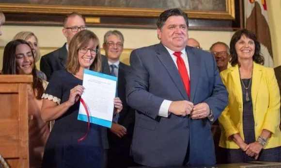 ഇല്ലിനോയ്‌സ് അദ്ധ്യാപകരുടെ കുറഞ്ഞ ശമ്പളം 40000, ഗവര്‍ണര്‍ ഉത്തരവില്‍ ഒപ്പുവെച്ചു