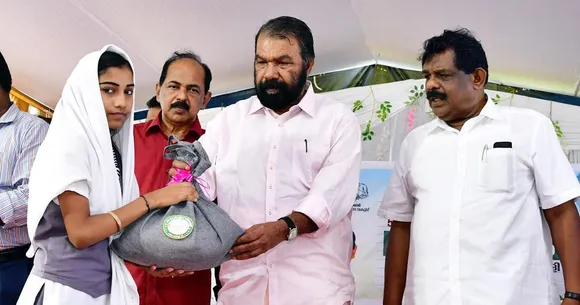 മധ്യവേനല്‍ അവധിക്കായി സ്‌കൂളുകള്‍ അടക്കുന്നതിന് മുമ്പ് അരി വിതരണം പൂര്‍ത്തിയാക്കും