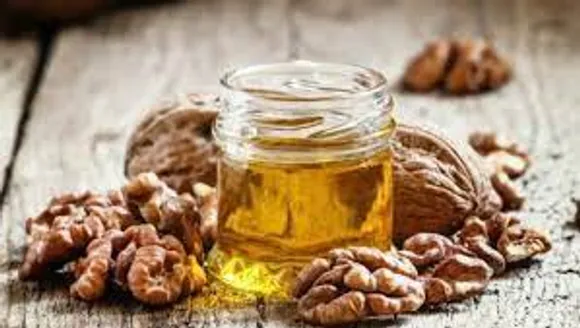 വാൽനട്ട് ഓയിൽ ഉപയോഗിക്കുന്നത് മുടിക്കും ചർമ്മത്തിനും നൽകുന്ന ​ഗുണങ്ങൾ എന്തൊക്കെയാണെന്ന് നോക്കാം.