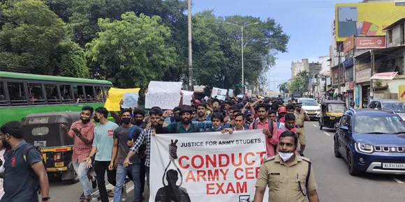 ‘അ​ഗ്നിപഥ്’ കേരളത്തിലും പ്രതിഷേധം; തിരുവനന്തപുരത്തും കോഴിക്കോടും ഉദ്യോഗാർത്ഥികൾ പ്രതിഷേധ മാർച്ച് നടത്തുന്നു