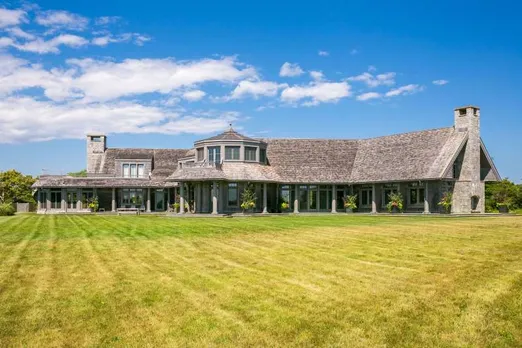 ഒബാമ മാര്‍ത്താസ് വൈന്‍യാര്‍ഡ് 11.75 മില്യന് സ്വന്തമാക്കി.