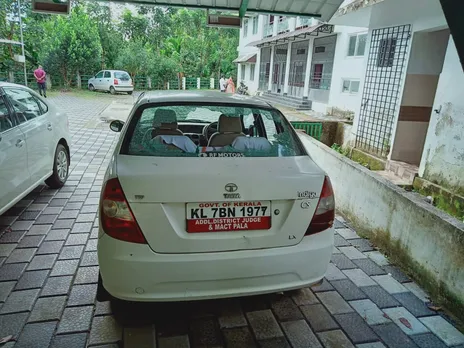 പാലായിൽ ജഡ്ജിയുടെയും കോടതി ജീവനക്കാരൻ്റേയും വാഹനങ്ങളുടെ ചില്ല് അടിച്ചു തകർത്ത നിലയിൽ