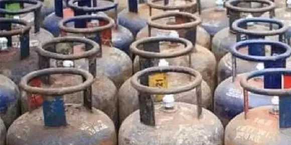 വാണിജ്യ പാചക വാതക സിലിണ്ടർ വില കുറച്ചു, ഈ വർഷം ഇത് മൂന്നാം തവണയാണ് വാണിജ്യ സിലിണ്ടർ വിലയിൽ മാറ്റം വരുന്നത്