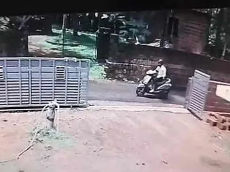 മോട്ടോർ ബൈക്കിലെത്തി വീട്ടമ്മയുടെ മാല പൊട്ടിക്കാൻ ശ്രമം; മുക്കുപണ്ടമായതിനാൽ പരാതിയില്ലാതെ യുവതി, വൈറലായി  വീഡിയോ ദൃശ്യങ്ങൾ 